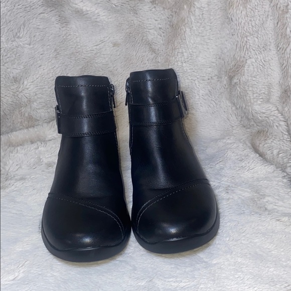 Clarks Black Ankle Boots Classic Style Comfort - Picture 9 of 13